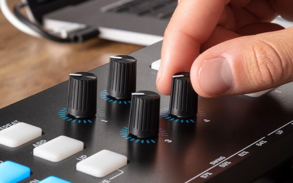 میدی کنترلر Alesis V61 MKII