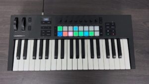 Novation Launchkey 37خرید میدی کنترلر MK4